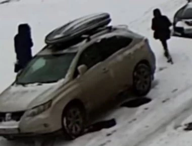 Περπατούσε στο χιόνι και ξαφνικά… εξαφανίστηκε